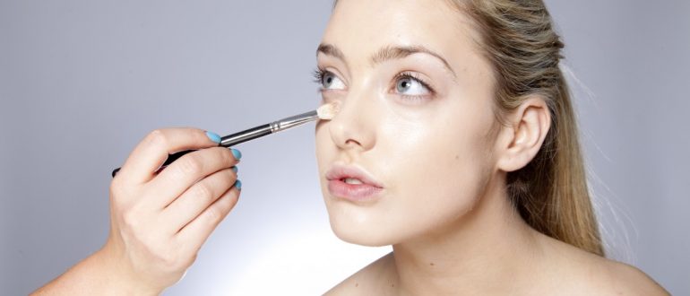 Как замазать прыщи на лице