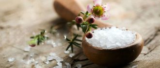 Кому нужно проводить пилинг солью для кожи головы?