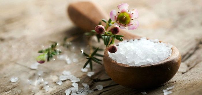 Кому нужно проводить пилинг солью для кожи головы?