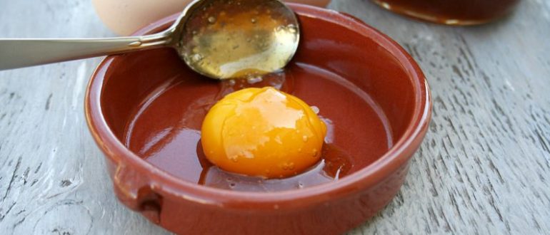 Польза яйца и меда в уходе за кожей