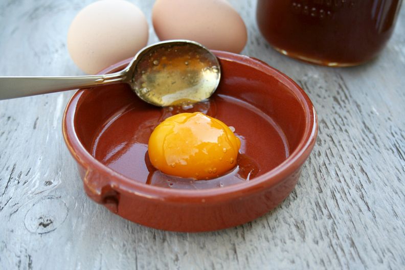 Польза яйца и меда в уходе за кожей